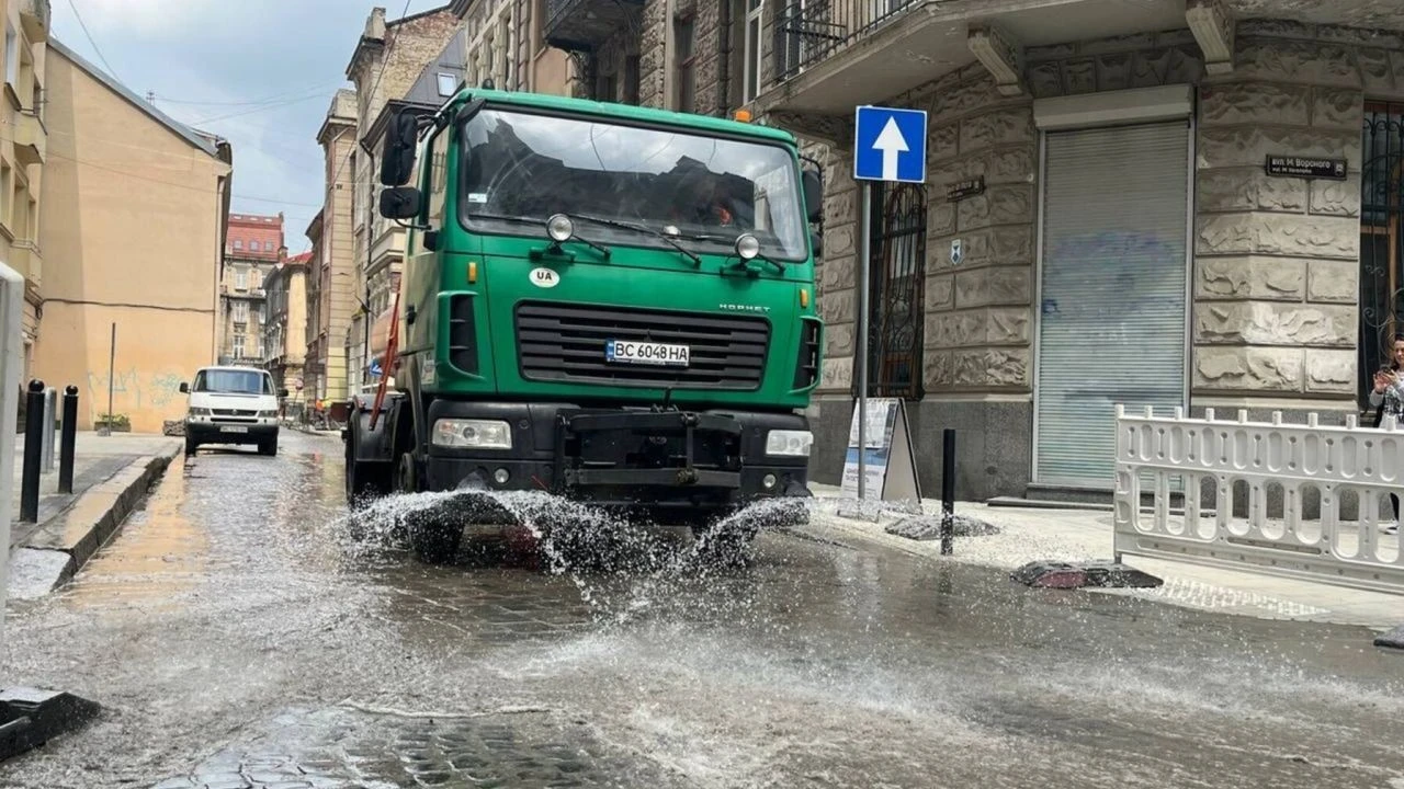 Рівна бруківка та безбар'єрність. У Львові після місячного ремонту відкрили вулицю Ліста