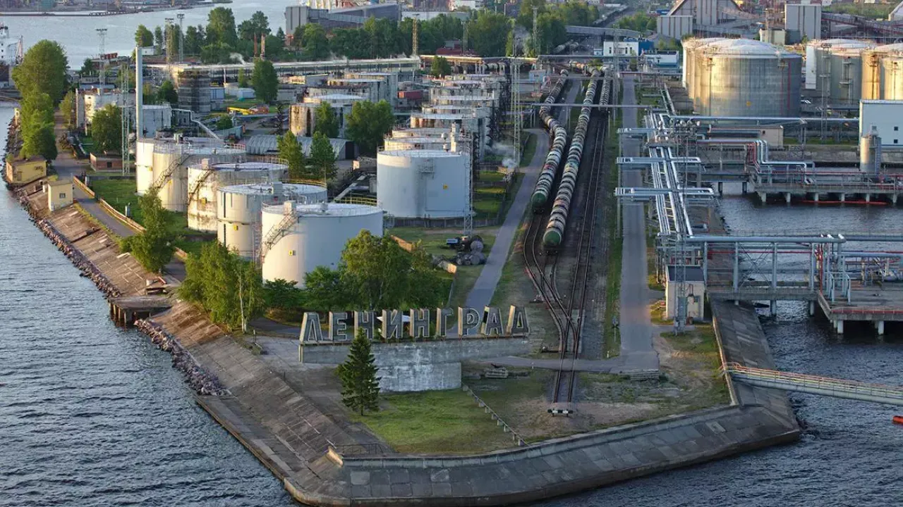 Палаючий нафтовий термінал зустрів гостей економічного форуму в Санкт-Петербурзі