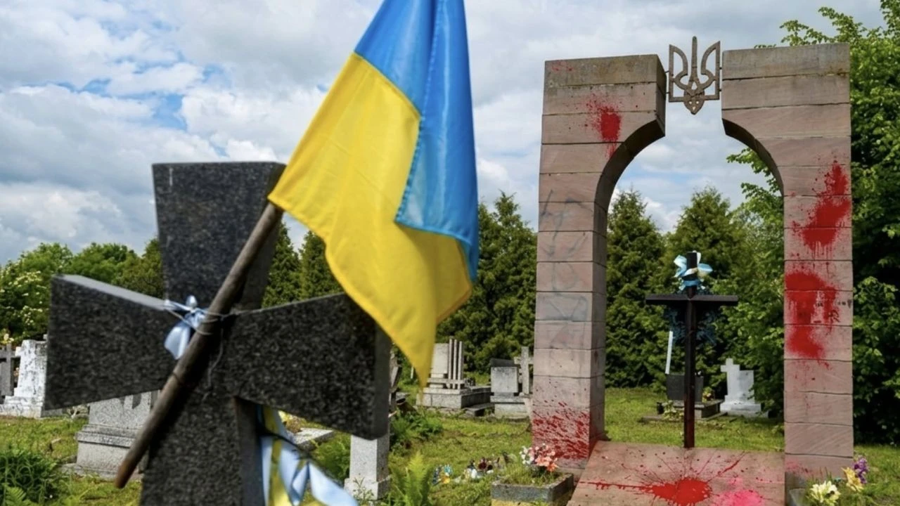 Як історичні претензії Варшави допомагають Кремлю руйнувати європейську єдність