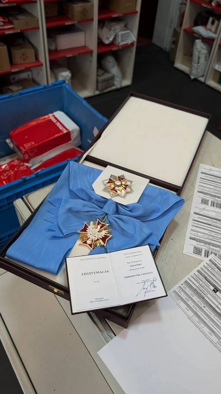 Орден Білого Орла повернувся до Варшави: Зеленський відправив найвищу нагороду Польщі поштою