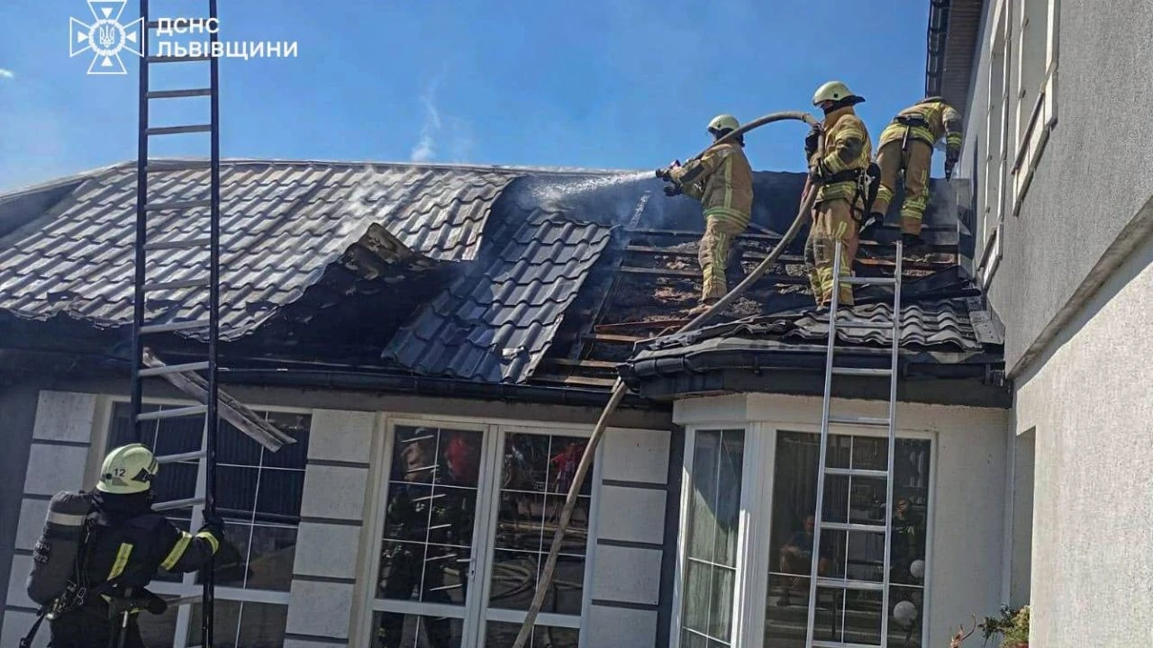 Масштабне займання на Самбірщині: вогнеборці чотирьох підрозділів врятували двоповерховий будинок