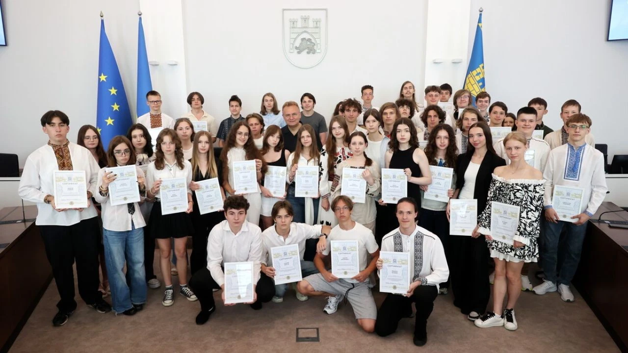 Мерія Львова виплатила грошові премії 60 кращим школярам міста за інтелектуальні перемоги