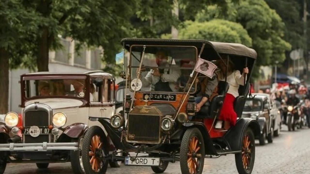Львів на день повернеться у минуле: містом проїде міжнародний парад ретровелосипедів