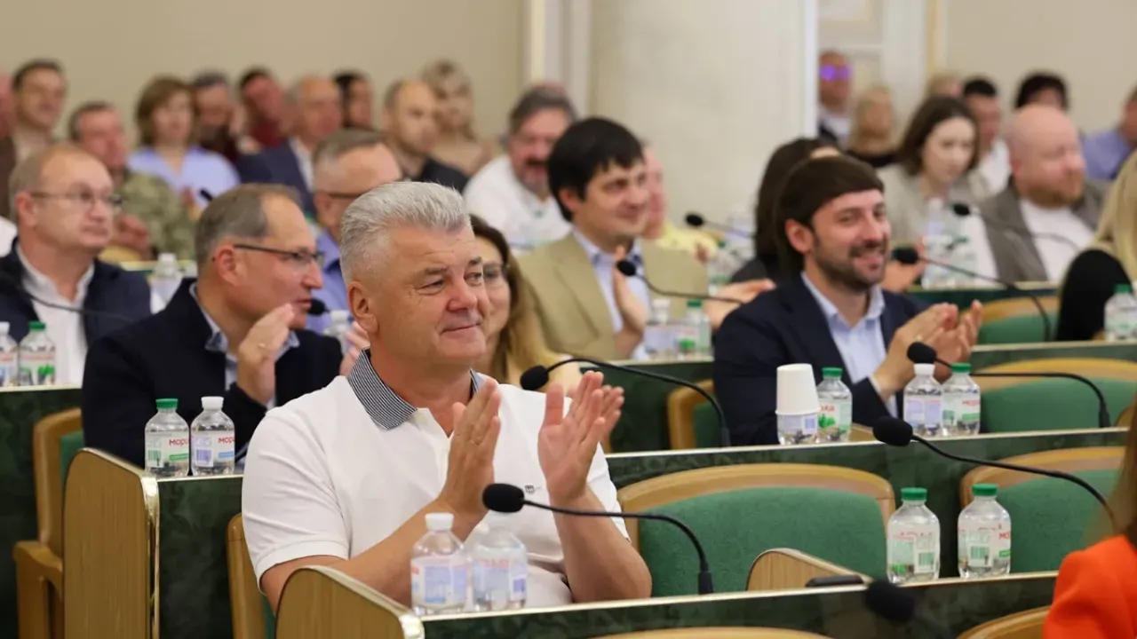 Символ незламності: артист без пальця повернувся на сцену філармонії та отримав орден