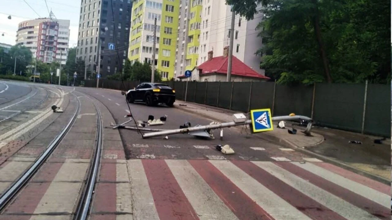 Нічний таран у Львові: винуватець аварії оплатить повне відновлення світлофорного об'єкта