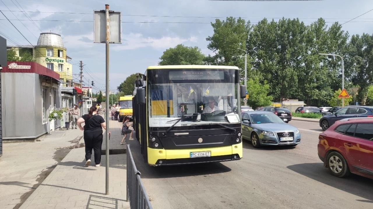 Ремонт затягнувся через негоду: коли відновлять проїзд однією з найдовших вулиць Львова