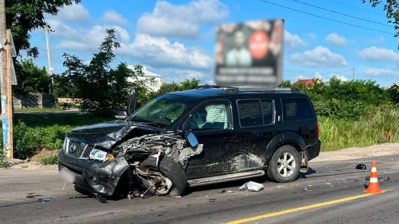 Серйозне зіткнення двох автомобілів у Куликові: постраждала 21-річна дівчина